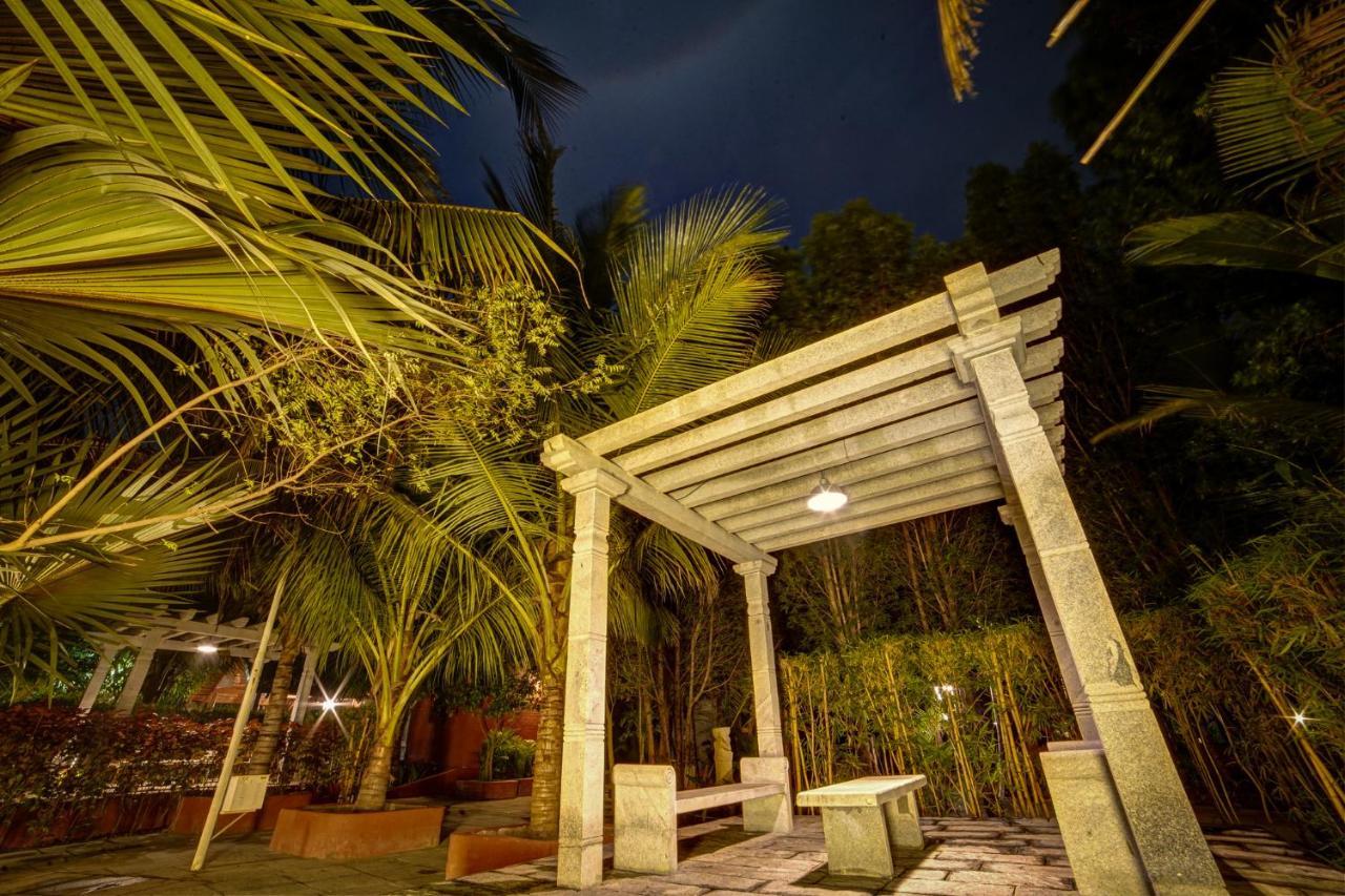Brown Town Resort & Spa Hyderabad Exteriör bild