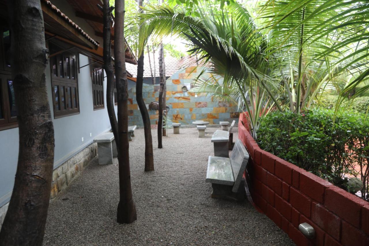 Brown Town Resort & Spa Hyderabad Exteriör bild